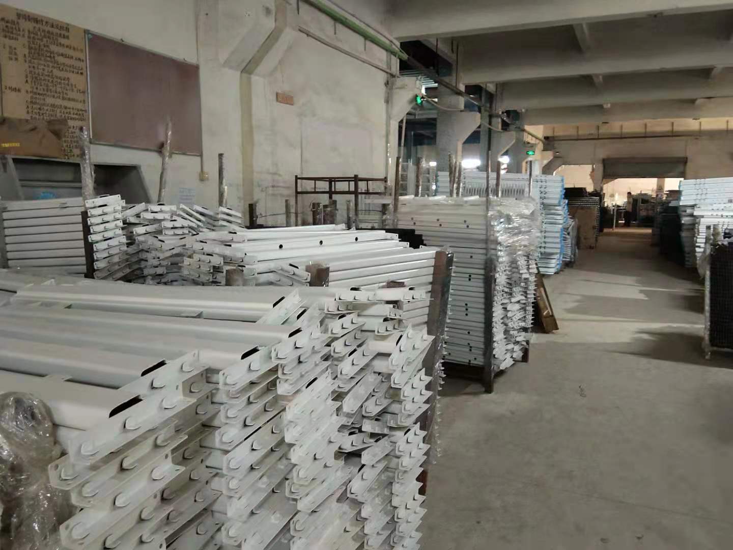 鐵架床是用鐵床板好還是木床板好？