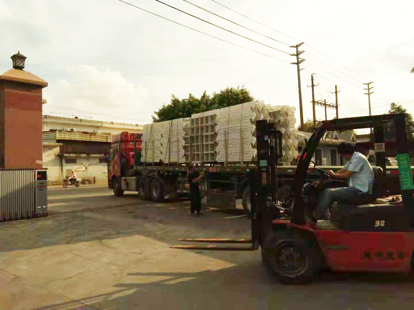 鐵架床廠家送貨到比亞迪廠區(qū)下雨了！