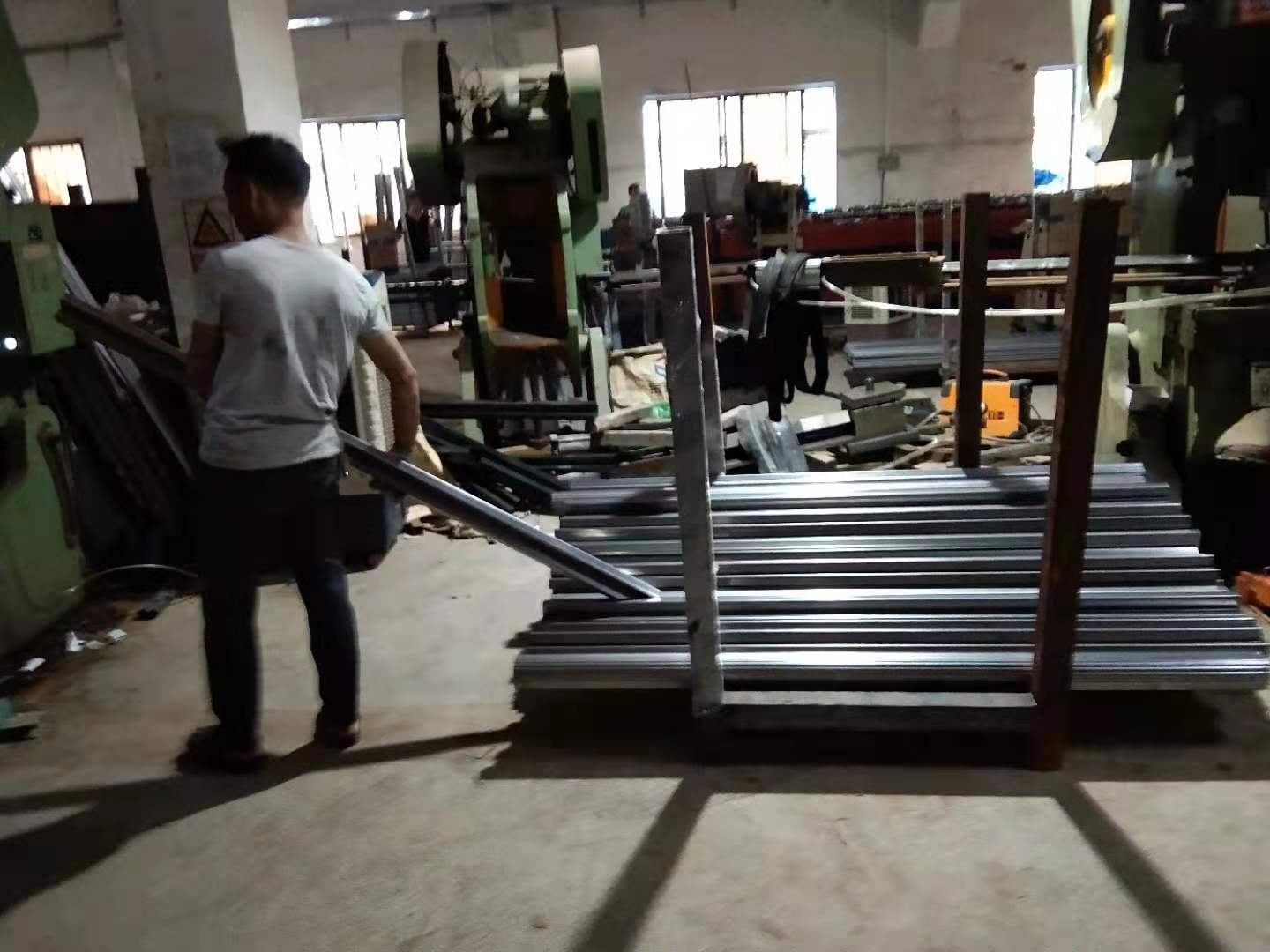 上下鋪鐵床用什么材料做的好？